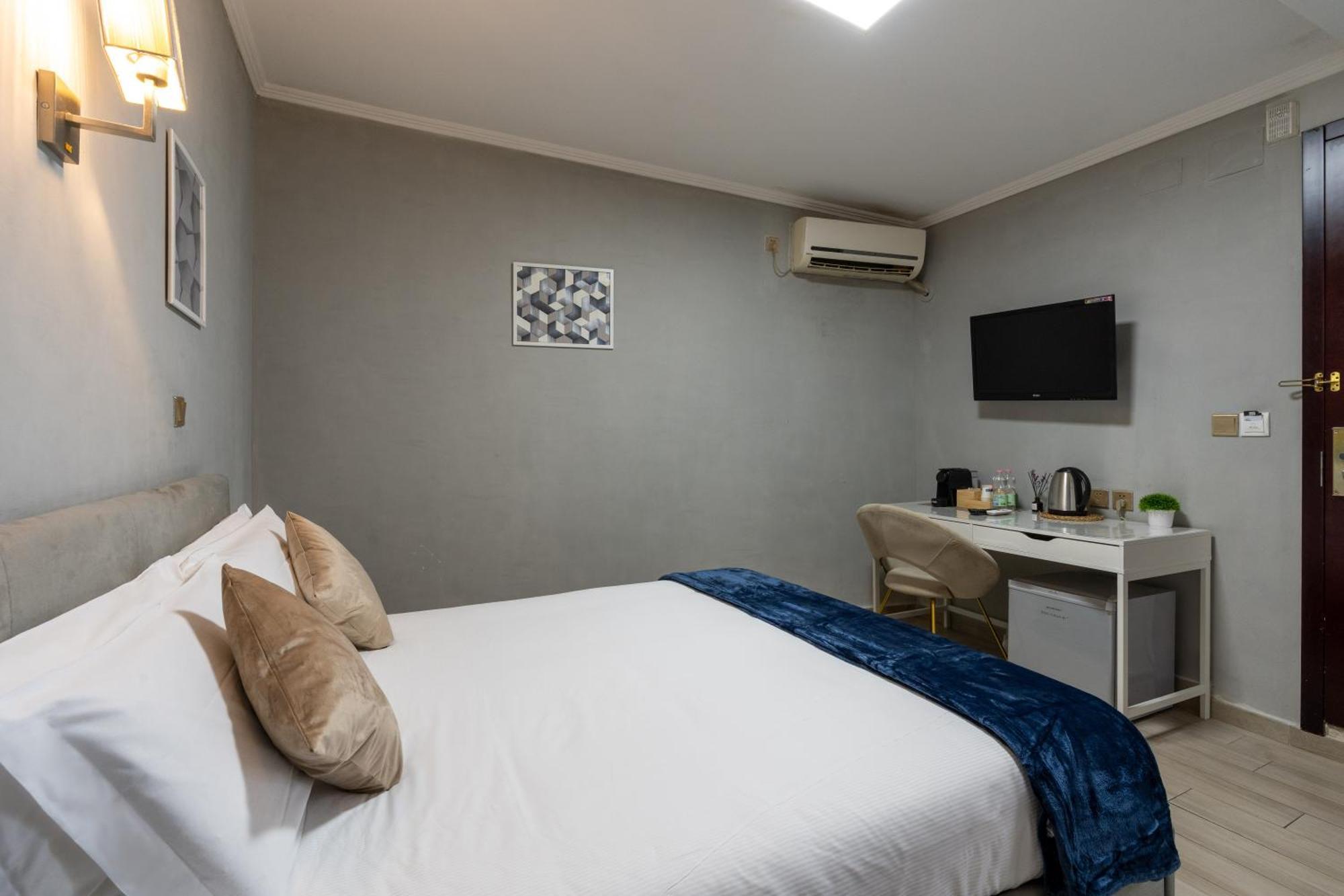 Portafortuna Guesthouse - Close To Colosseum Rome Exterior photo