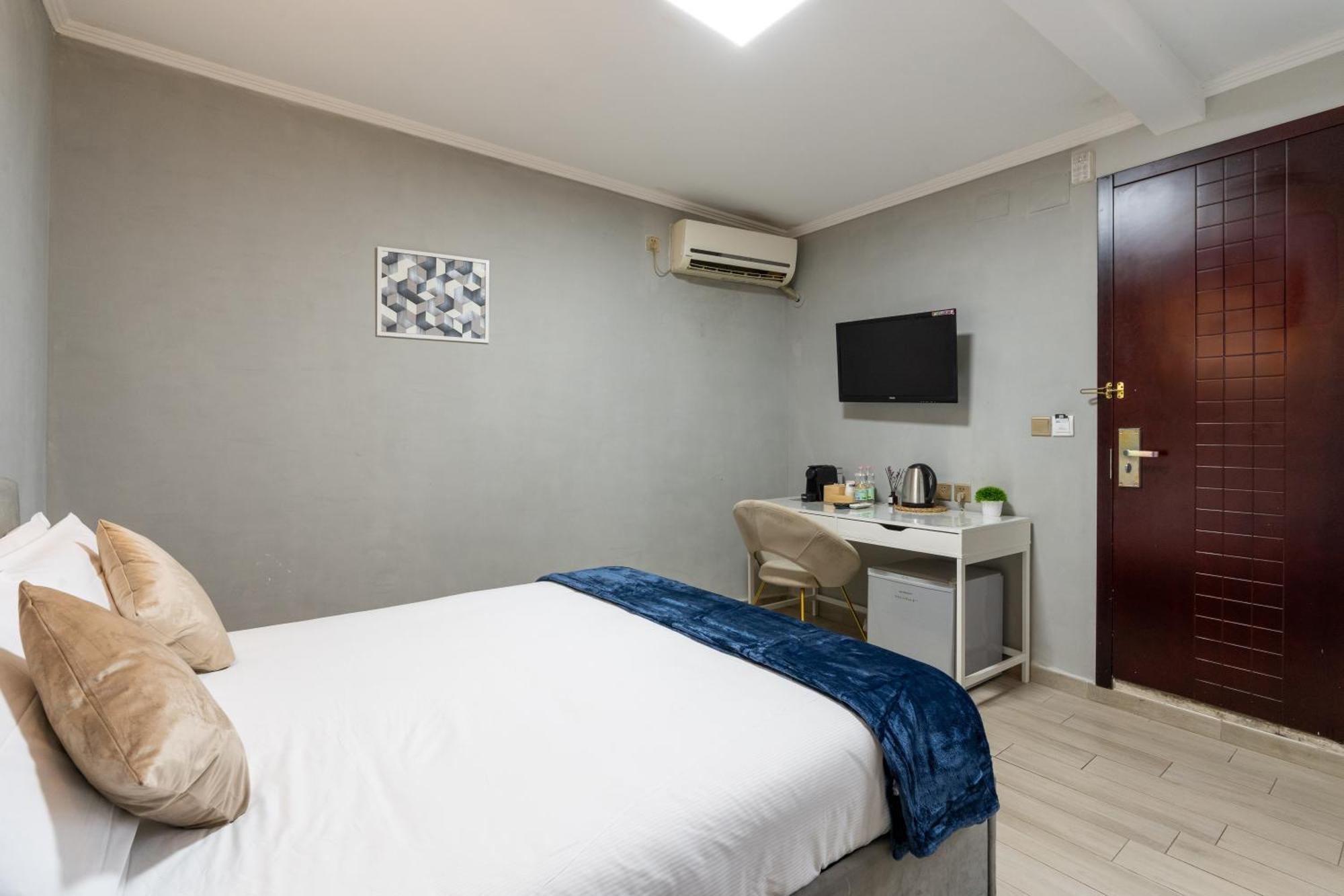Portafortuna Guesthouse - Close To Colosseum Rome Exterior photo