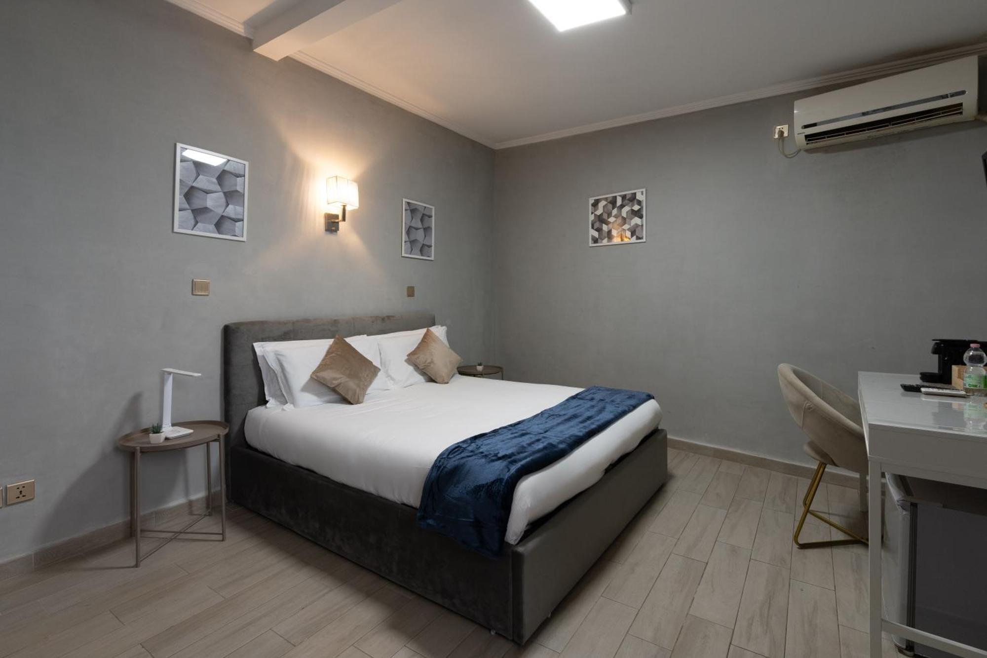 Portafortuna Guesthouse - Close To Colosseum Rome Exterior photo