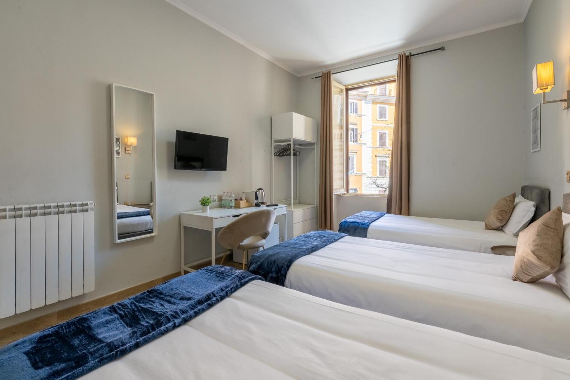 Portafortuna Guesthouse - Close To Colosseum Rome Exterior photo